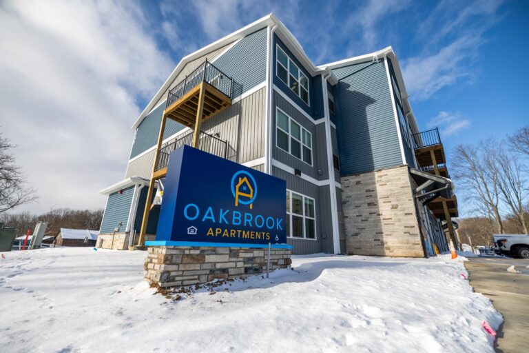 Exterior of Oakbrook Apartments